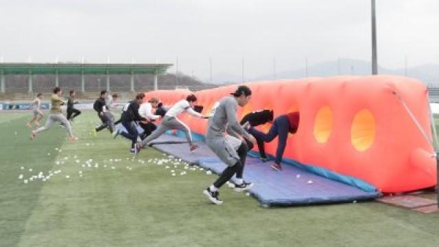 The Men's 10:100 Super Flag Race