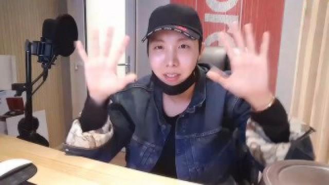 [BTS] 호석이의 힉스테잎으로 삶의 의미를 찾고 (J-hope talking about his mixtape)