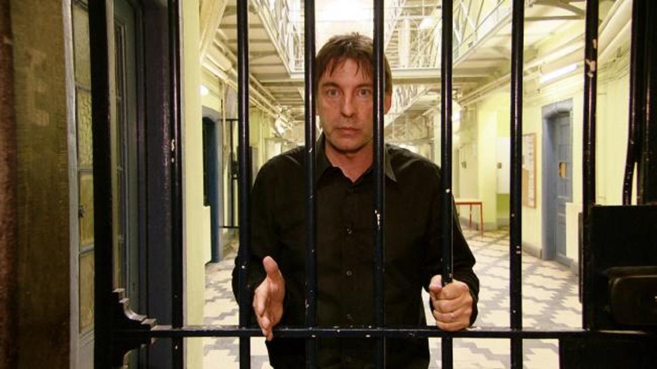Alloo in prison