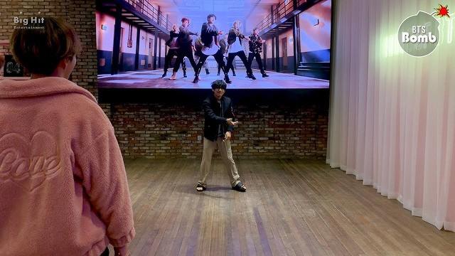 ‪V dances ‘MIC Drop’ @ BTS POP-UP : HOUSE OF BTS