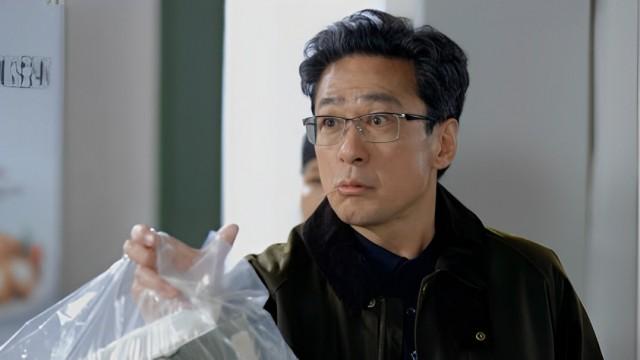무철의 휴대폰 속 장미가 보낸 메시지에 의문을 품는 미자