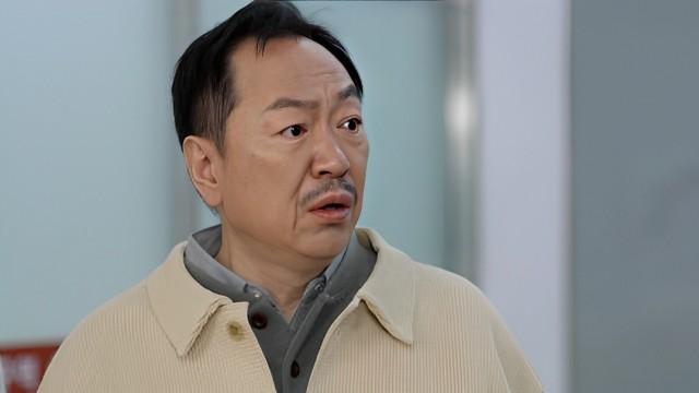 가슴을 부여잡고 쓰러지는 민용