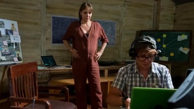 Analía expone a Mejía y él crea un plan para mejorar su imagen