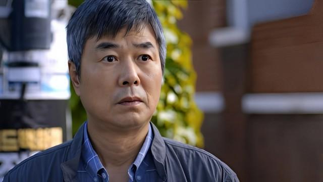 돈을 찾으려고 통장을 찾는 대식