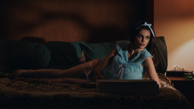 Maxine Unwrecks a Home