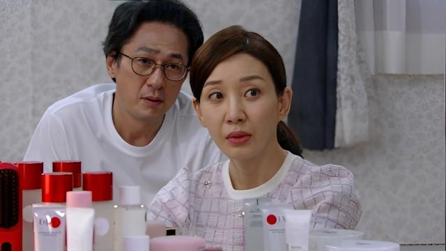 화가 나 가방을 싸서 집을 나가는 혜숙