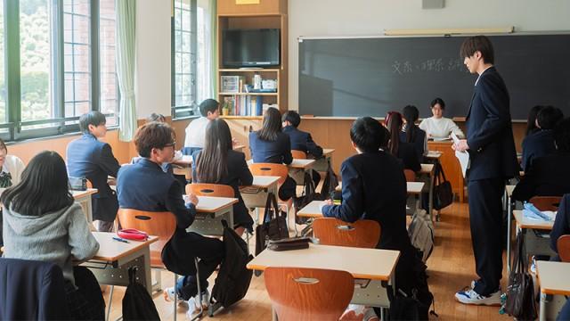 An Ordinary Boy Gets Caught by a Popular High School Star