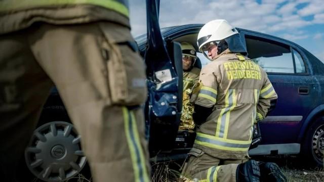 Fahrer rast bewusstlos in Schrebergärten