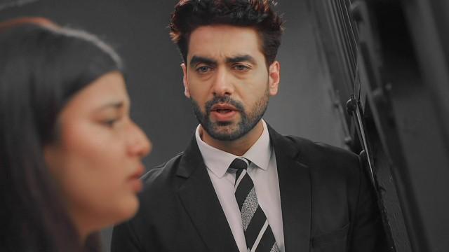 Armaan Stands By Abhira 