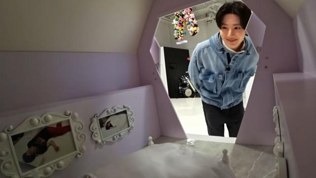  EP.77 THE STRANGE EXHIBITION