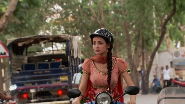 Khushi crashes into Arnav again