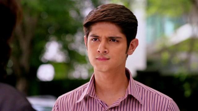 Naksh Gives Money to Goons