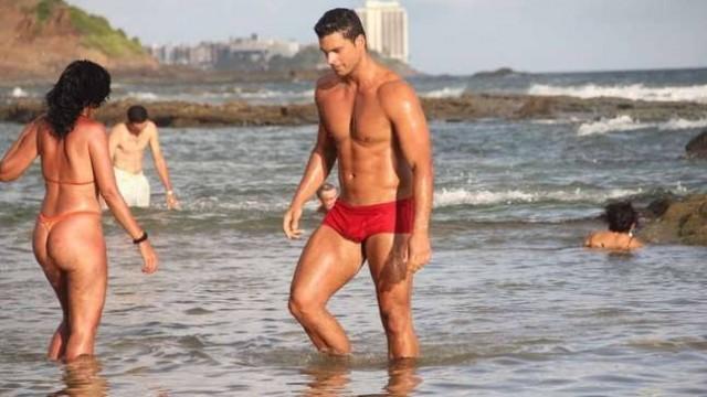 Como nasce um hit do verão (e em que praias fugir dele)