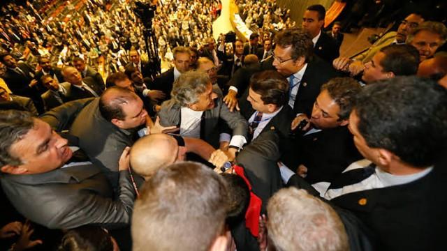 Causas e consequências da confusão no Congresso
