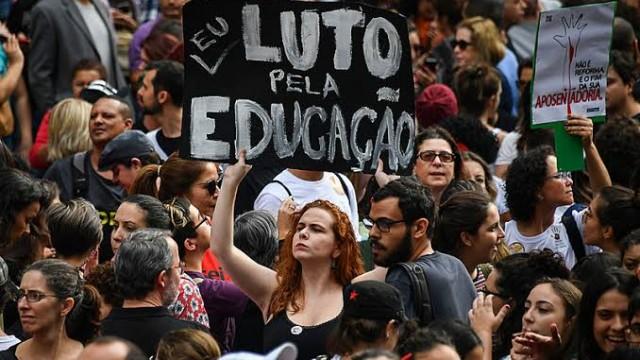 Estudantes foram às ruas contra os cortes na educação