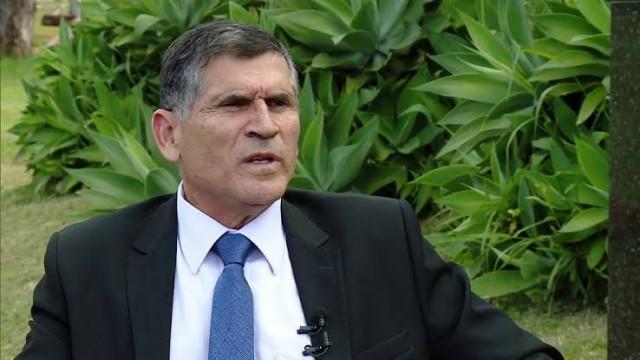 Cai,o terceiro ministro em seis meses de governo