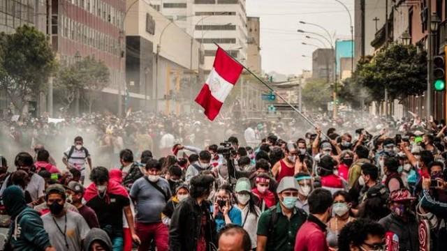 Tensão política e povo nas ruas pela América Latina