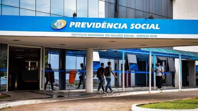 O atraso nos pagamentos e as filas do INSS, e as respostas do presidente do instituto sobre o problema