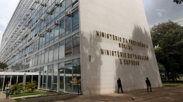 O mercado de trabalho e a proteção de saúde e empregos