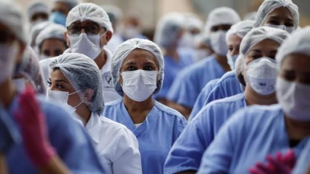 A pressão sobre o sistema e os profissionais de saúde