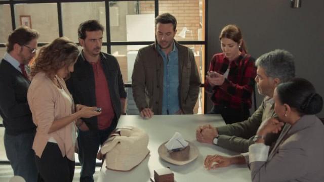 Mauricio's friends get together to look for Isabel