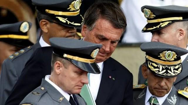 De que lado estão as Forças Armadas?