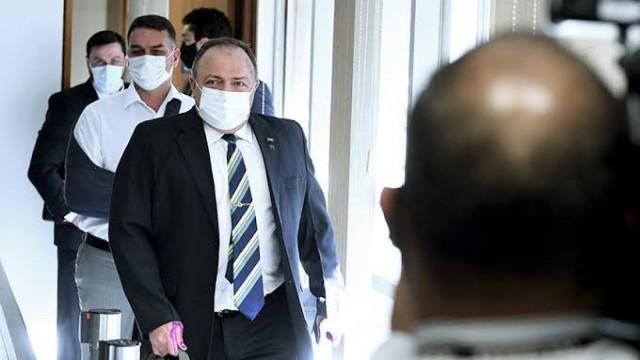 Na pandemia, um mês sem ministro da Saúde