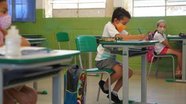 O dilema da reabertura das escolas
