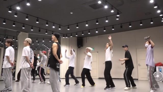 'HOME;RUN' Dance Practice Behind