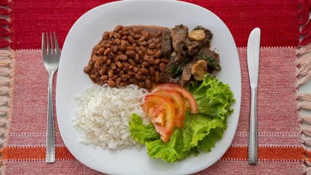 Arroz e feijão: como a crise afeta a comida símbolo do Brasil