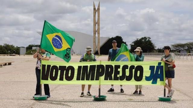Voto impresso: a tática de Bolsonaro e a reação do TSE