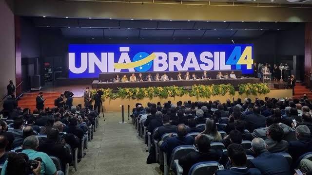 O que está em jogo na fusão entre DEM e PSL