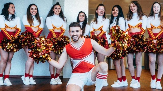 JE DEVIENS POM POM GIRL (J'ai pas eu le choix)