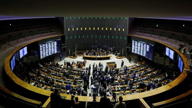 Os políticos de mandato virtual