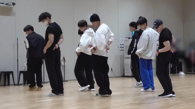 'Darl+ing’ DANCE PRACTICE BEHIND