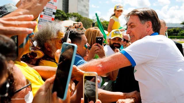 O apoiador falso no cercadinho de Bolsonaro 