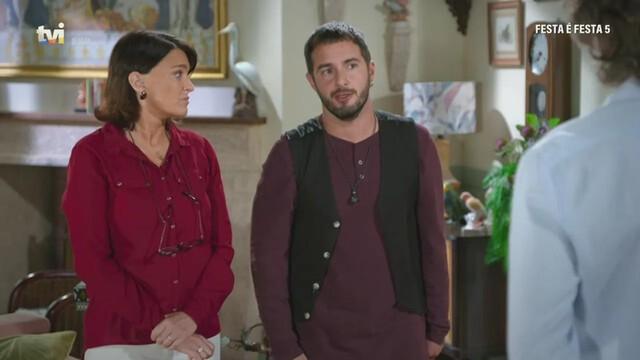Josefa e João Maria são apanhados aos beijos