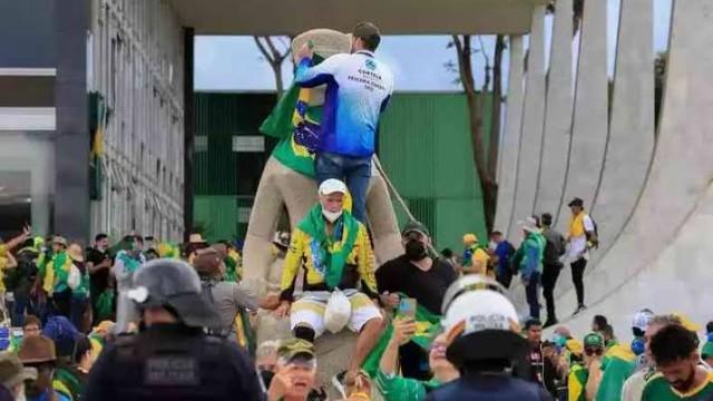 A destruição bolsonarista em ataques aos três Poderes