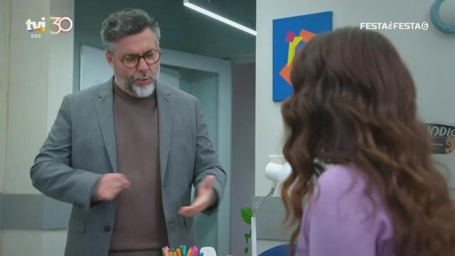 Betinha fica intrigada com comportamento suspeito de Dr. Teixeira