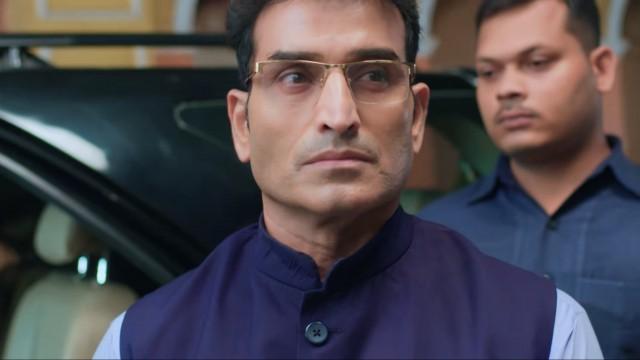 Suresh Meets Anupama and Vanraj