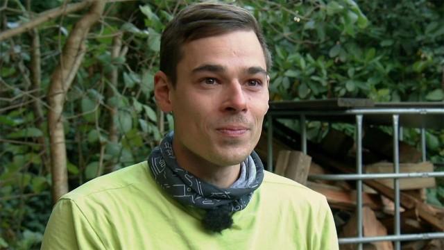 Freddie räumt mit einem Bagger die Stufen im Hang weg