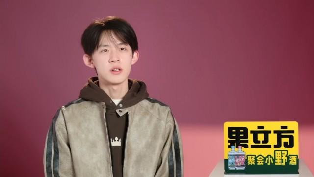 Susu and Tangtang hold hands for the first time