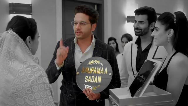 Anupama Stands Up for Hasmukh