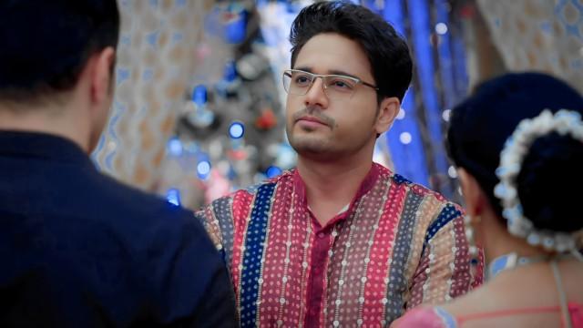 Adhik, Pakhi get Caught