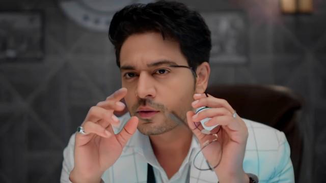 Anupama Catches Adhik, Pakhi