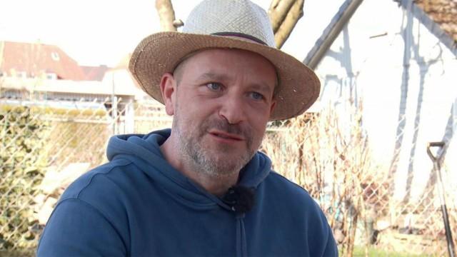 Tobi und Silke legen ein Bienenhotel an